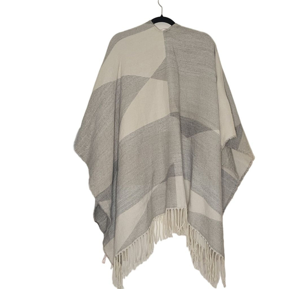 Women's La Vie en Rose Gray & White Geometric Poncho Shrug - Picture 2 of 3